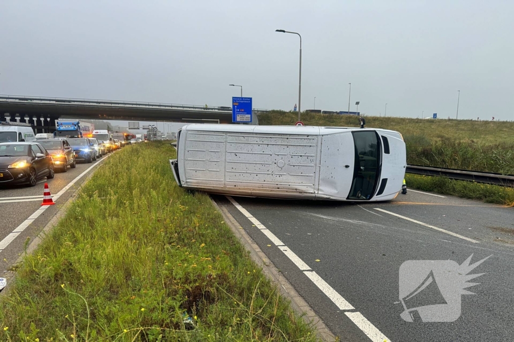 Ambulancedienst ingezet na ongeluk bij snelwegaansluiting