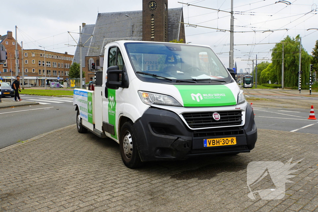 Bestelbus met laadbak botst op personenauto