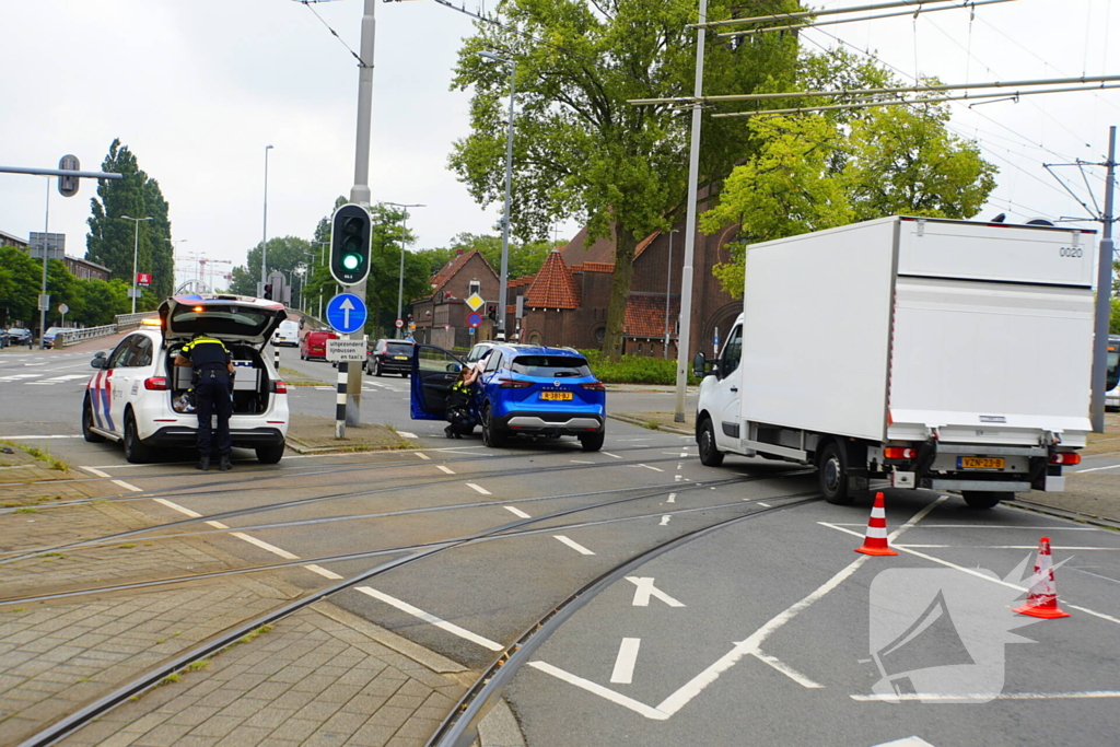 Bestelbus met laadbak botst op personenauto