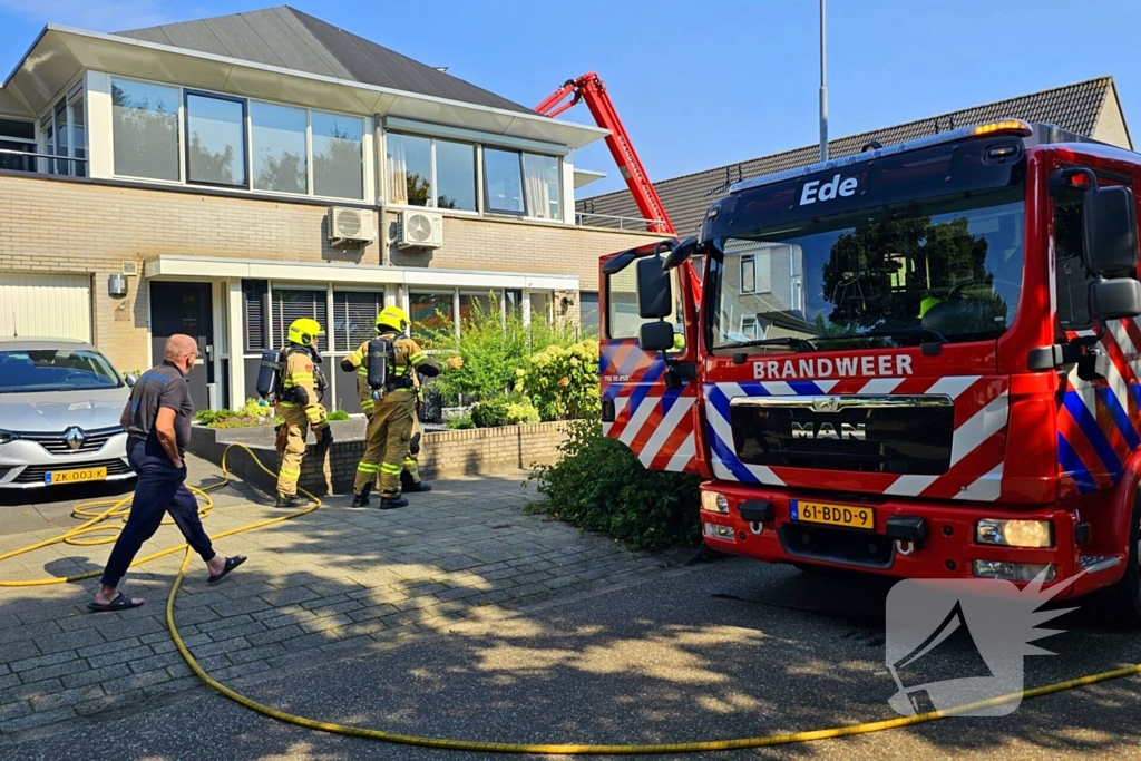 Brand op dak van woning