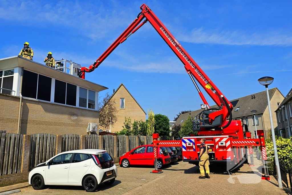 Brand op dak van woning