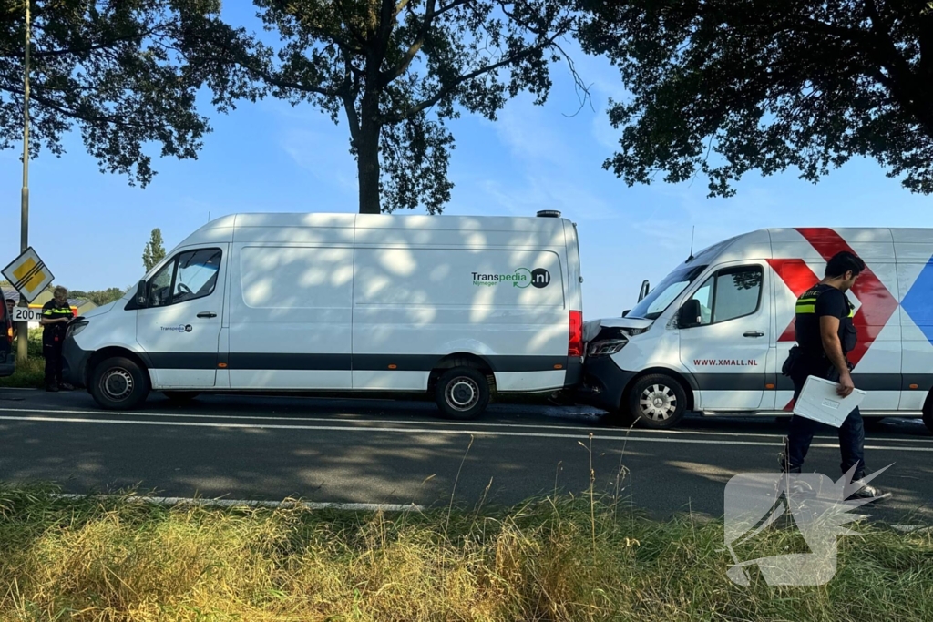 Vier bestelbussen betrokken bij kettingbotsing