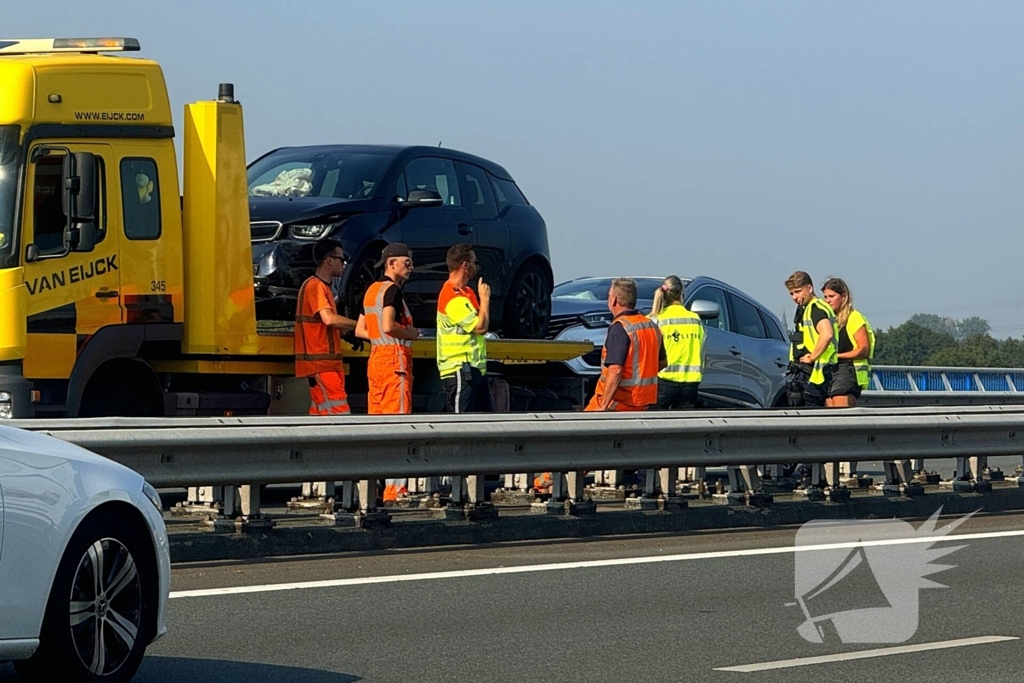 Botsing tussen twee auto's leidt tot vertraging op de snelweg