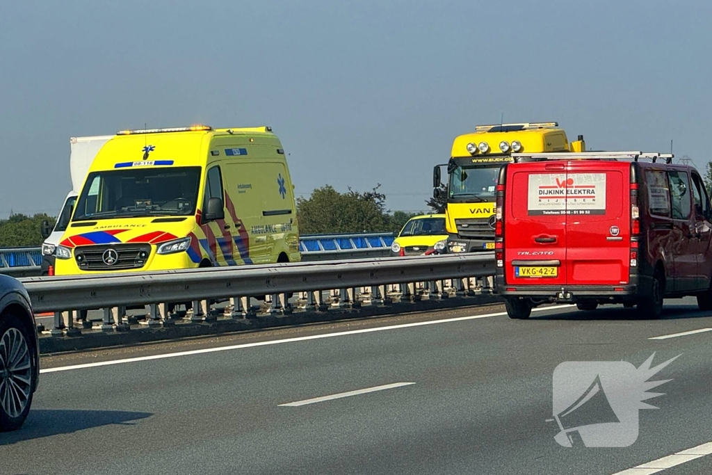 Botsing tussen twee auto's leidt tot vertraging op de snelweg