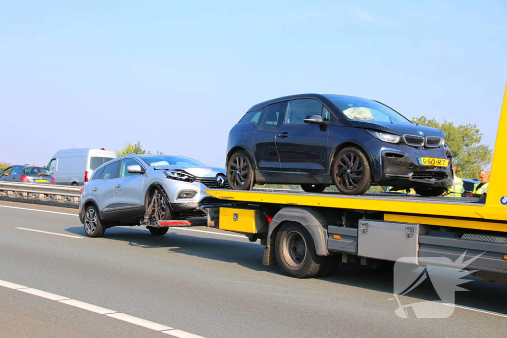 Botsing tussen twee auto's leidt tot vertraging op de snelweg