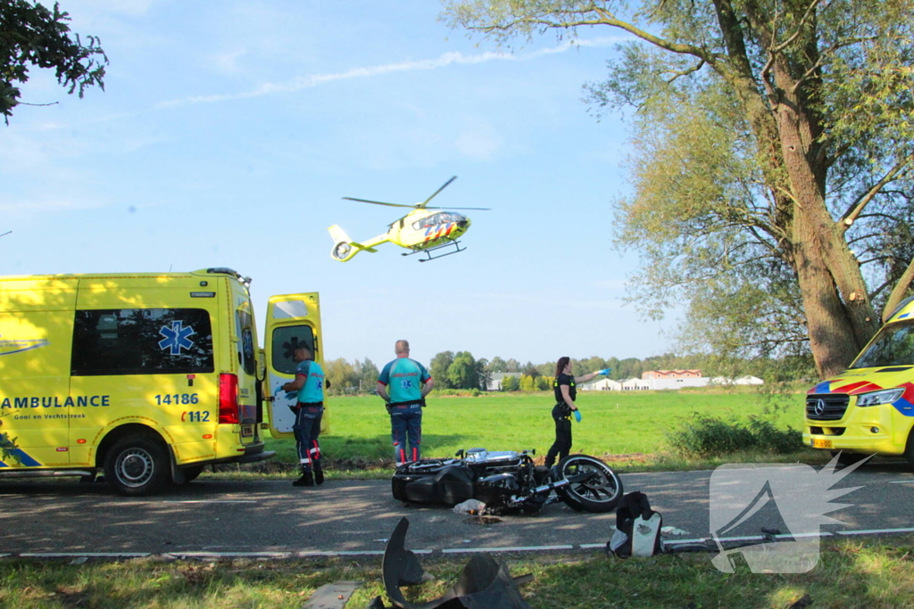 Traumahelikopter ingezet na botsing tussen motor en auto