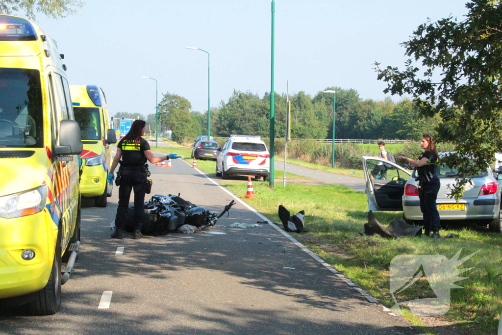 Traumahelikopter ingezet na botsing tussen motor en auto