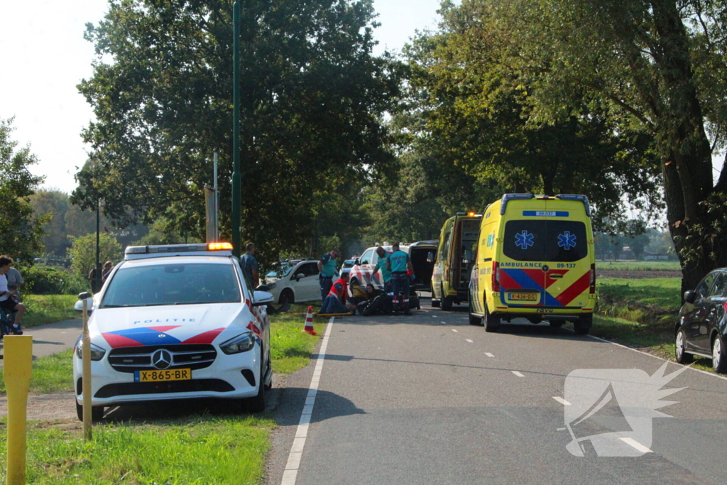 Traumahelikopter ingezet na botsing tussen motor en auto