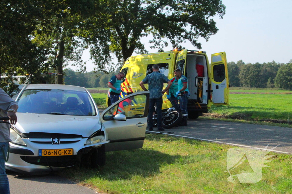 Traumahelikopter ingezet na botsing tussen motor en auto