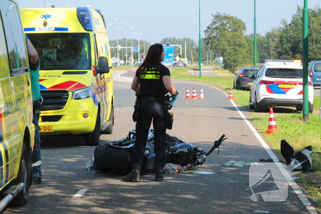 Traumahelikopter ingezet na botsing tussen motor en auto