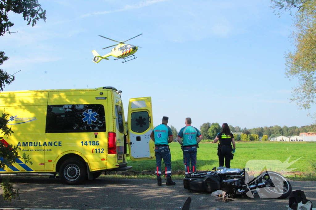 Traumahelikopter ingezet na botsing tussen motor en auto