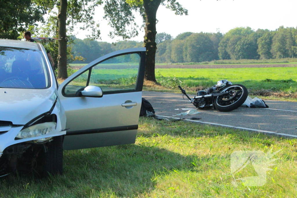 Traumahelikopter ingezet na botsing tussen motor en auto