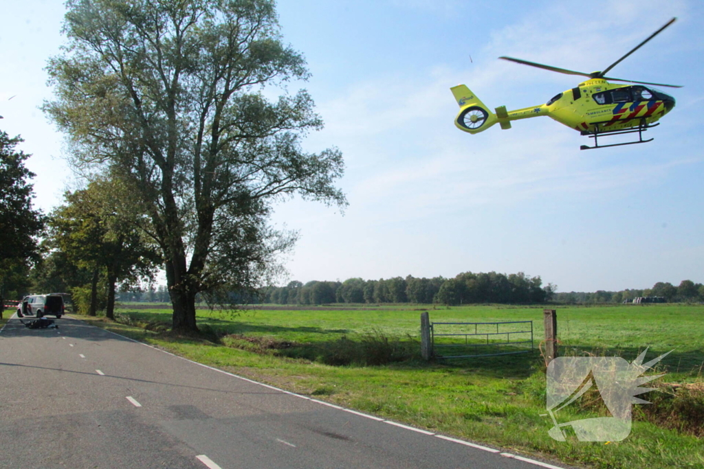 Traumahelikopter ingezet na botsing tussen motor en auto