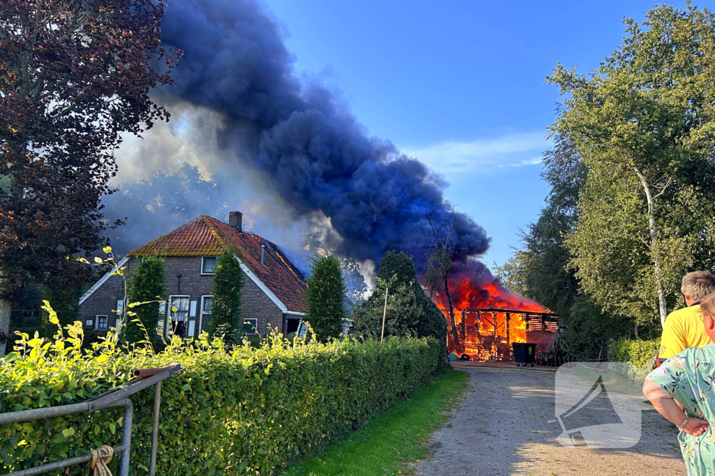 Schuur volledig in brand