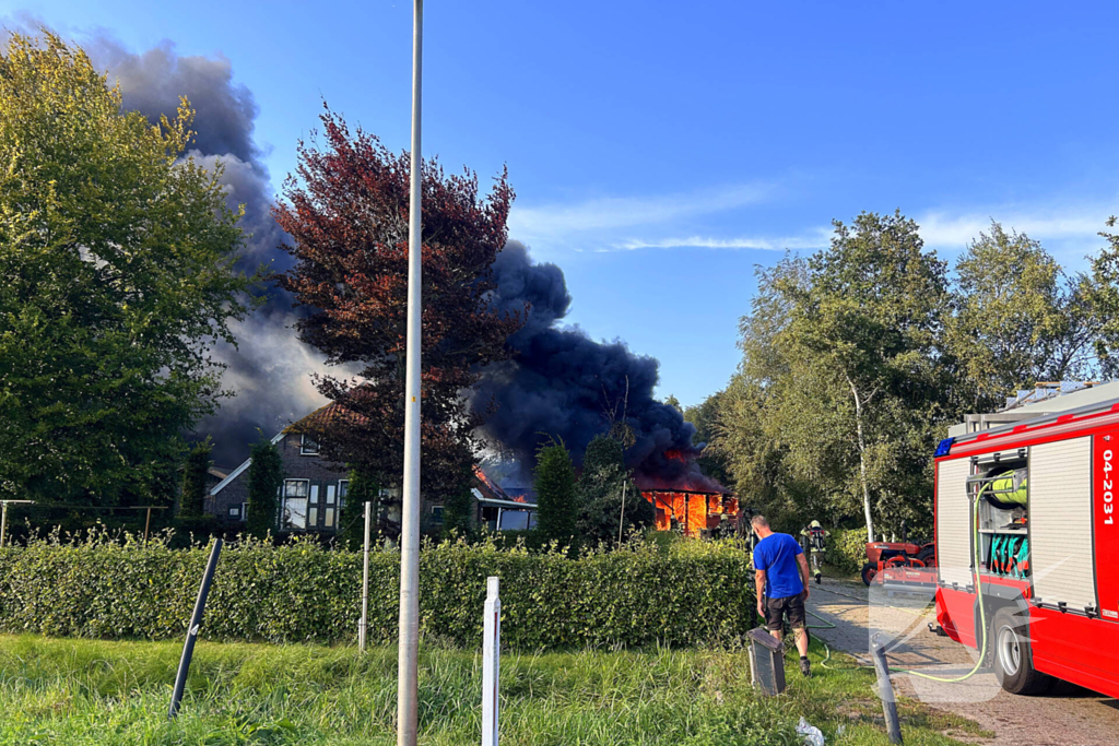 Schuur volledig in brand