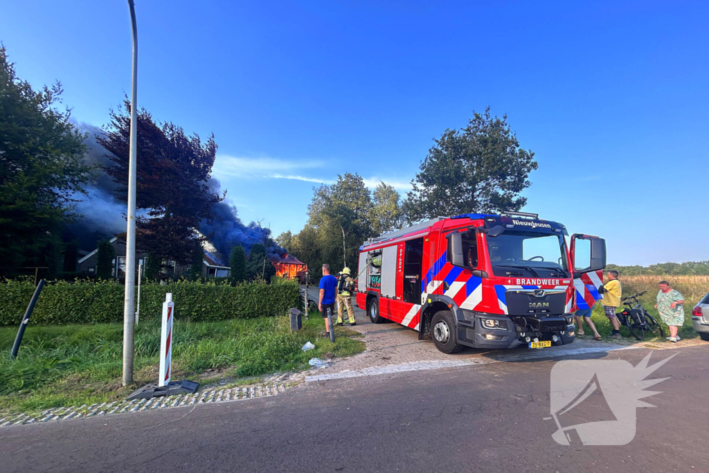 Schuur volledig in brand