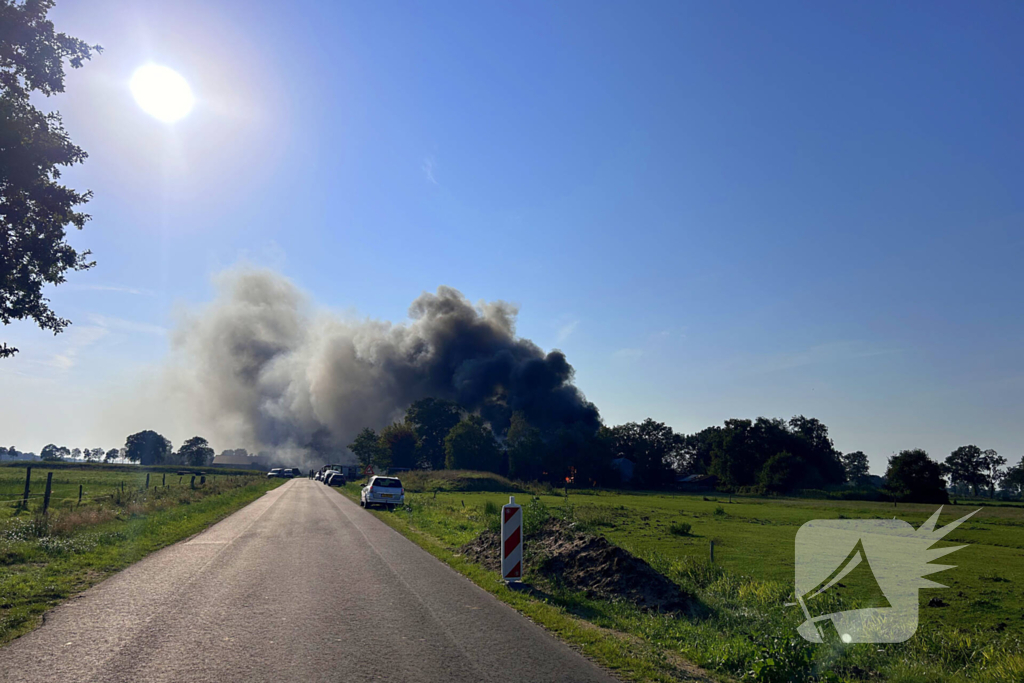 Schuur volledig in brand