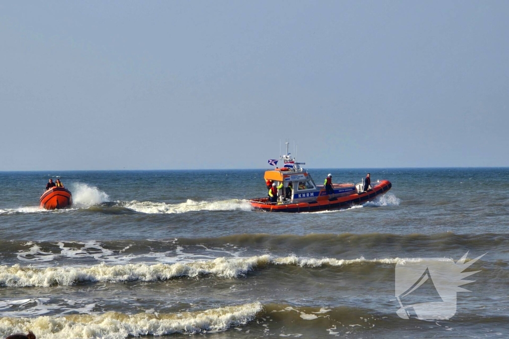 Vier personen in zee in problemen