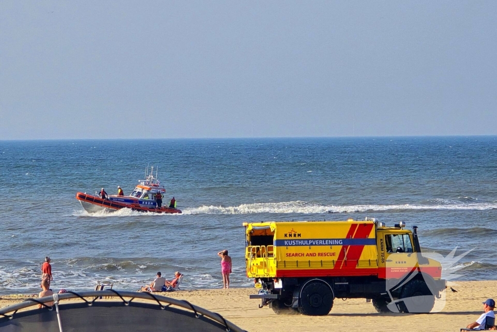 Vier personen in zee in problemen