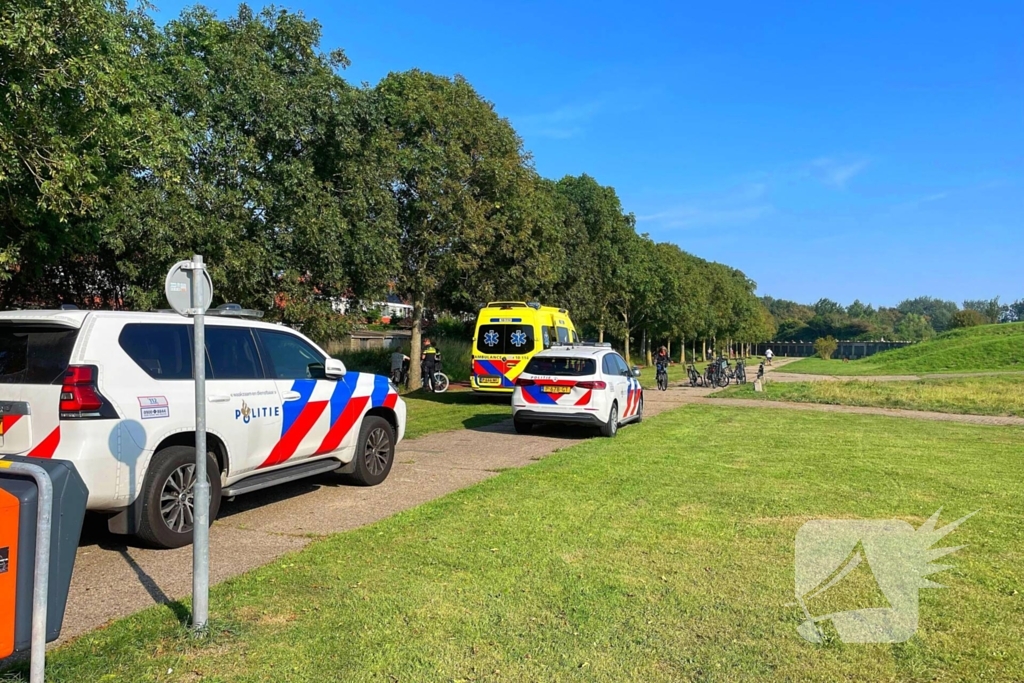 Meerdere personen mishandelen persoon in park