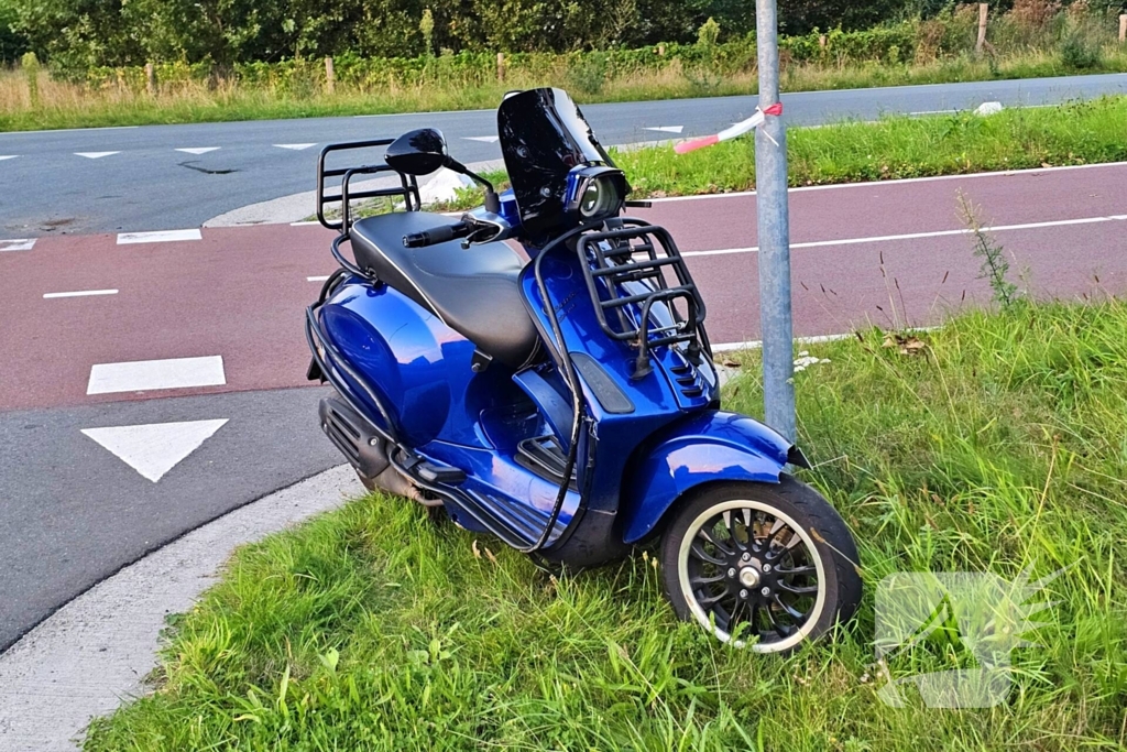 Scooterrijder en bestelbus met elkaar in botsing