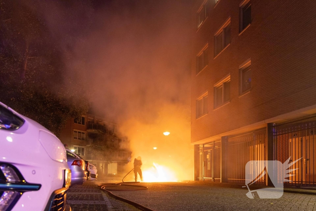 Brand verwoest auto en beschadigt appartementencomplex