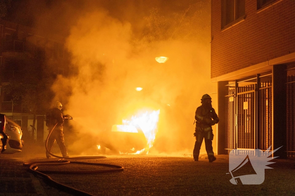 Brand verwoest auto en beschadigt appartementencomplex