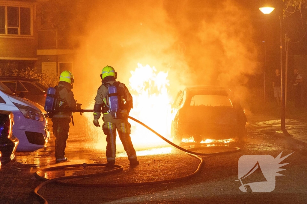 Brand verwoest auto en beschadigt appartementencomplex