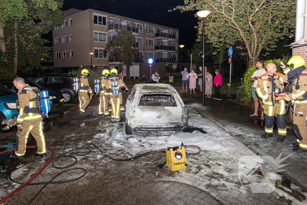 Brand verwoest auto en beschadigt appartementencomplex