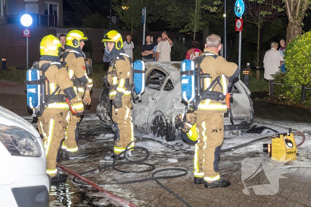 Brand verwoest auto en beschadigt appartementencomplex