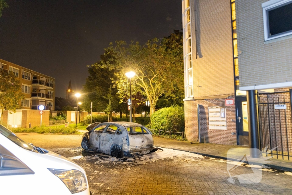 Brand verwoest auto en beschadigt appartementencomplex