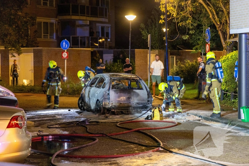 Brand verwoest auto en beschadigt appartementencomplex