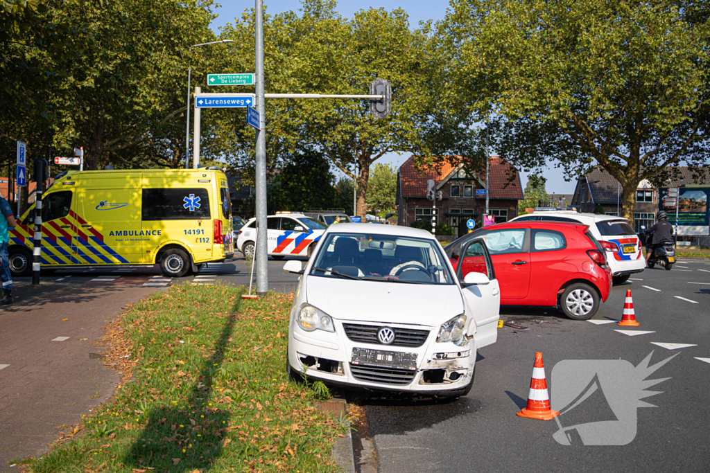 Bestuurder gewond bij aanrijding, politie regelt verkeer