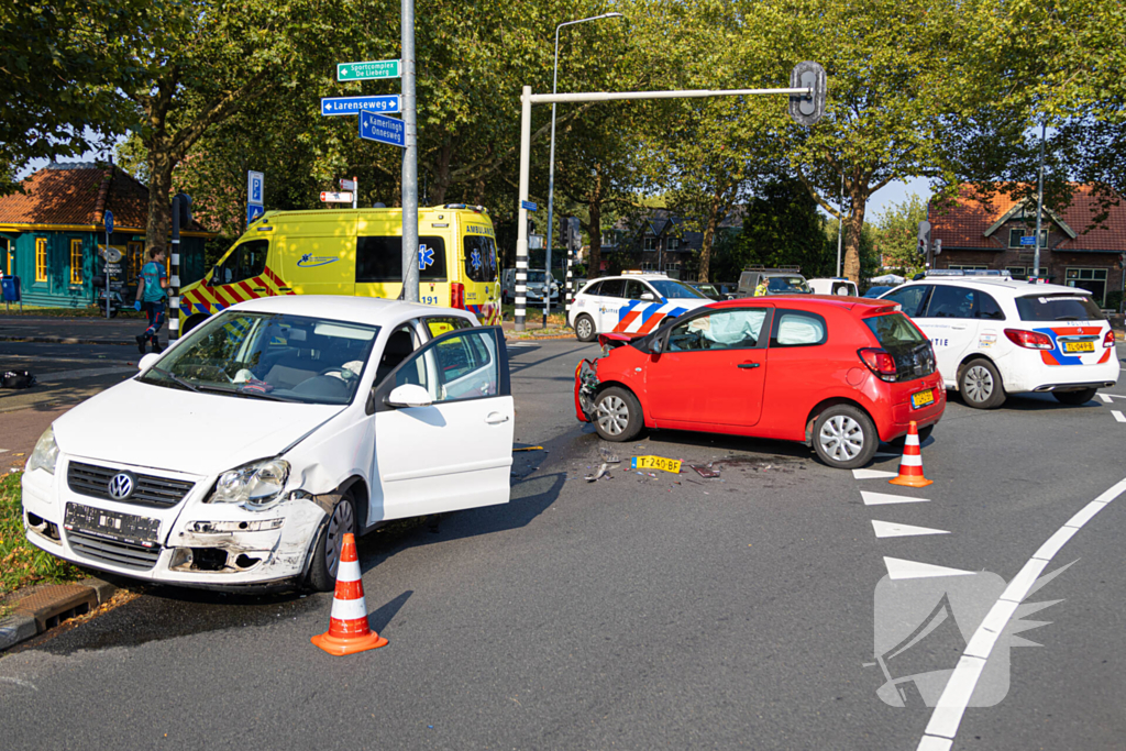 Bestuurder gewond bij aanrijding, politie regelt verkeer