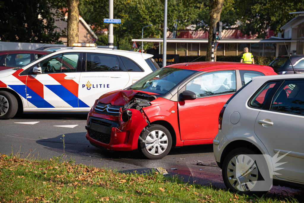 Bestuurder gewond bij aanrijding, politie regelt verkeer