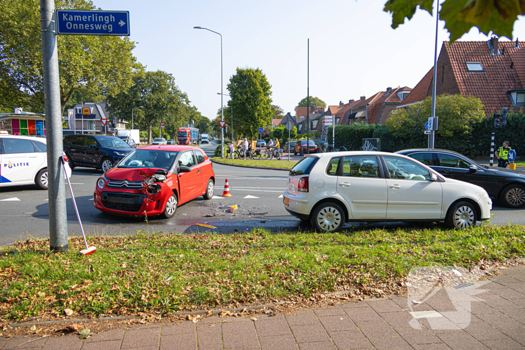 Bestuurder gewond bij aanrijding, politie regelt verkeer