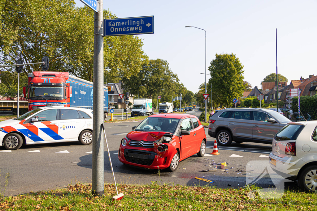 Bestuurder gewond bij aanrijding, politie regelt verkeer