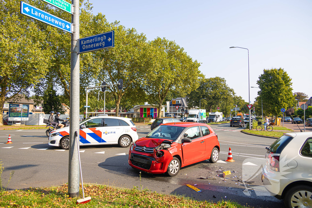 Bestuurder gewond bij aanrijding, politie regelt verkeer