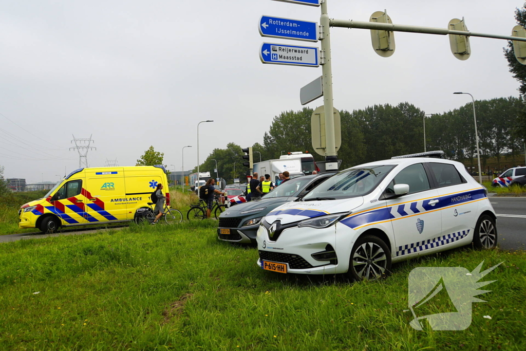 Fietser rijdt door rood en wordt aangereden door personenauto