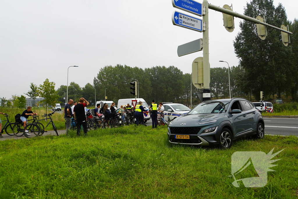 Fietser rijdt door rood en wordt aangereden door personenauto