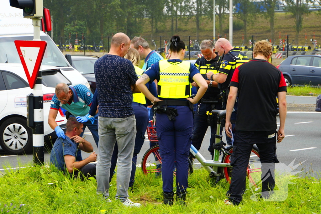 Fietser rijdt door rood en wordt aangereden door personenauto