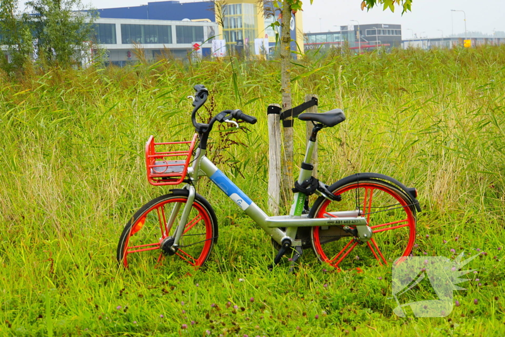 Fietser rijdt door rood en wordt aangereden door personenauto