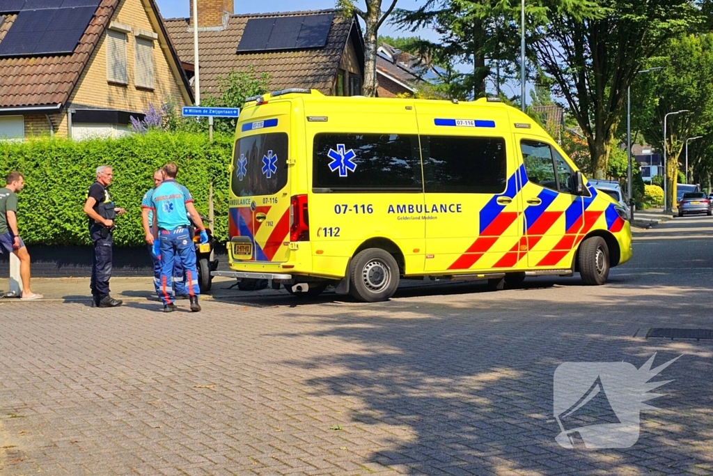 Scooterrijder en automobilist botsen op kruising