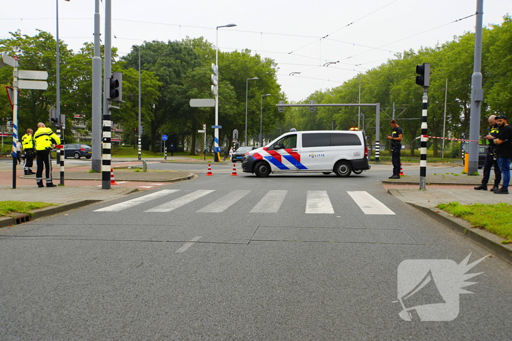 Personenauto rijdt door na veroorzaken verkeersongeval met scootmobiel