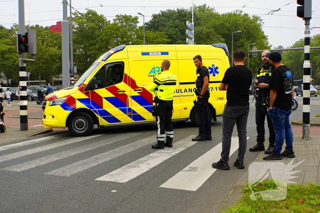 Personenauto rijdt door na veroorzaken verkeersongeval met scootmobiel