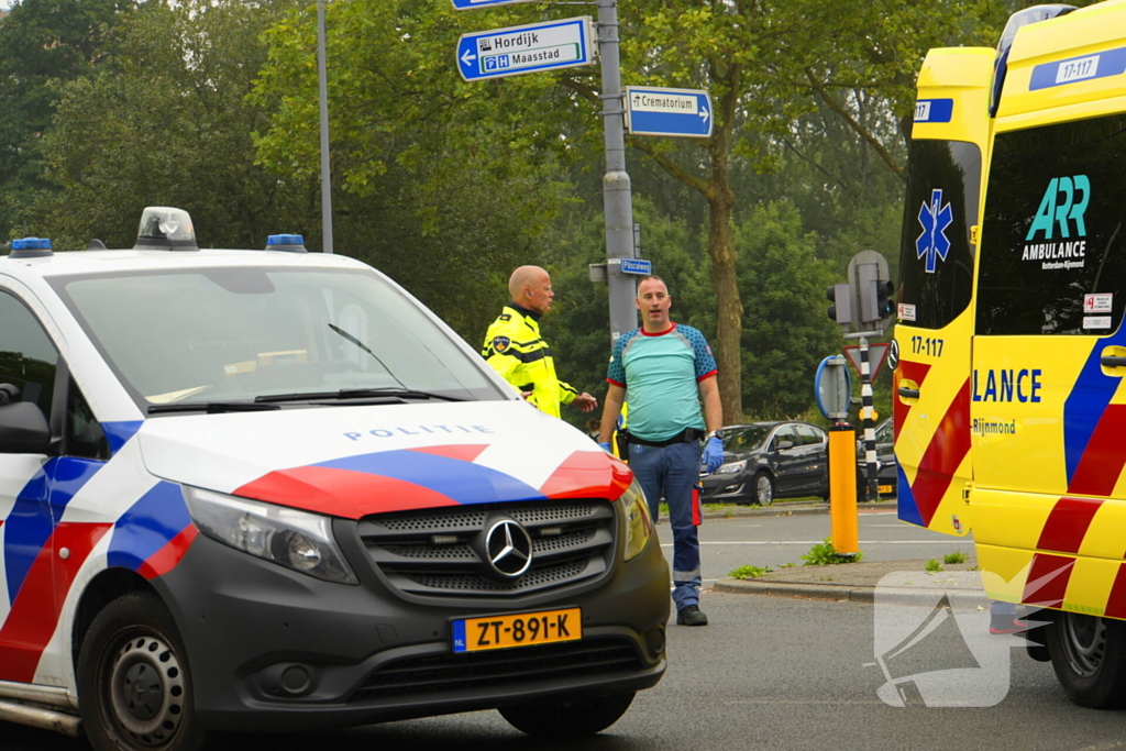 Personenauto rijdt door na veroorzaken verkeersongeval met scootmobiel