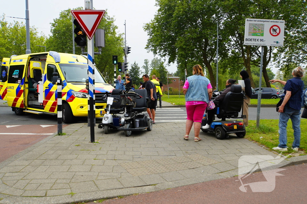 Personenauto rijdt door na veroorzaken verkeersongeval met scootmobiel