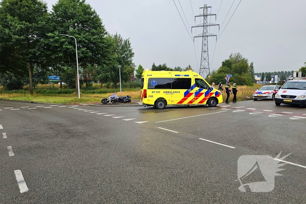 Motorrijder glijdt uit en komt ten val