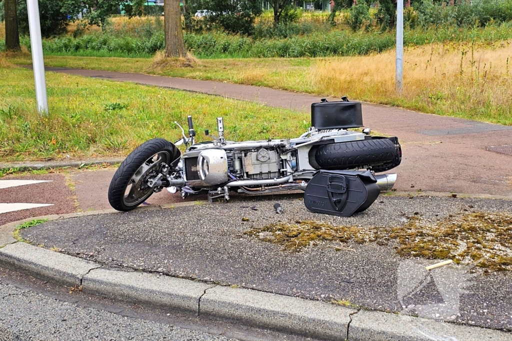 Motorrijder glijdt uit en komt ten val