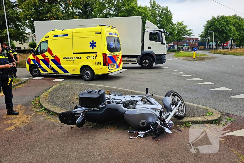 Motorrijder glijdt uit en komt ten val